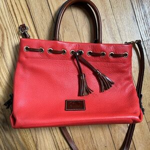 Pre-loved dooney and bourke leather bag. Excellent condition!